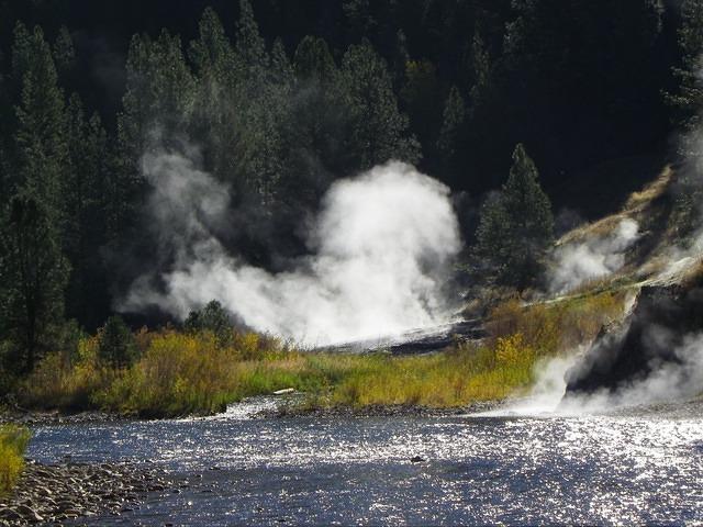 The middle fork has the most hot springs. Steamy in the cool morning.
